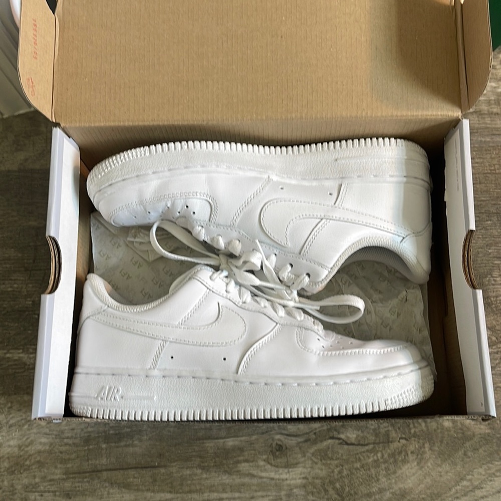 Nike pro, worn 3 times in perfect condition comes with box